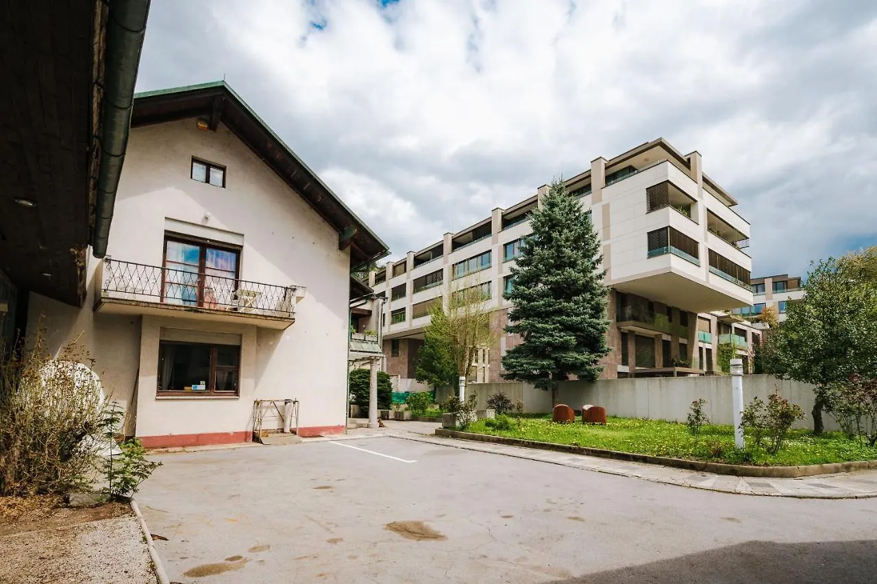 Pi House Villa Ljubljana 0*,